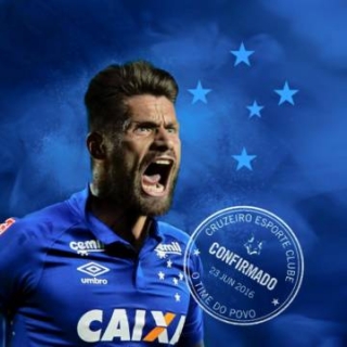 Atacante de 31 anos assinou por trÃªs anos com o clube celeste (Foto: Cruzeiro/DivulgaÃ§Ã£o)