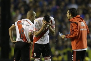Jogadores do River Plate foram atingidos por sprays de pimenta por torcedores do Boca Juniors (Foto: Victor R. Caivano/AP)