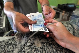 Banco Central decidiu que bancos sÃ£o obrigados a trocar moeda ou cÃ©dulas falsas sacadas em caixa ou terminais de autoatendimento (Foto: Marcello Casal Jr./AgÃªncia Brasil)