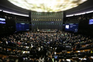 A sessÃ£o encerrada com a autorizaÃ§Ã£o da abertura do processo de impeachment da presidenta Dilma Roussef durou quase dez horas (Foto: Marcelo Camargo/AgÃªncia Brasil)