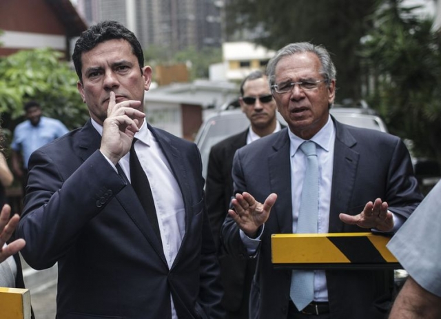 Os futuros ministros da JusitÃƒÂ§a, Sergio Moro, e da Fazenda, Paulo Guedes visitaram o presidente eleito Jair Bolsonaro em sua residÃƒÂªncia na Barra da Tijuca, no Rio de Janeiro (Foto: Antonio Lacerda/EFE)