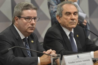 O presidente da ComissÃ£o Especial do Impeachment no Senado, Raimundo Lira, e o relator, Antonio Anastasia durante reuniÃ£o para analisar e votar requerimentos (Foto: Antonio Cruz/AgÃªncia Brasil)