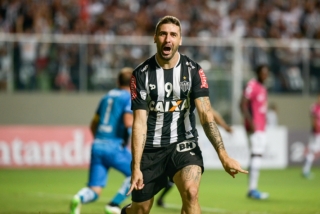 Lucas Pratto comemora o gol que acabara de marcar para o AtlÃ©tico-MG, abrindo o placar contra o Independiente del Valle  e  ajudando a deixar os mineiros na ponta do Grupo 5 da Libertadores (Foto: Andre Yanckous/AGIF)