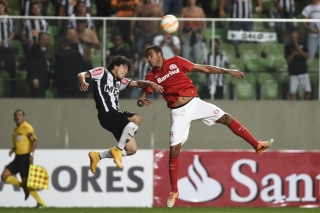 Luan e Ernando em disputa de bola no Horto (Foto: AP)