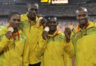 Michael Fraser, Usain Bolt, Nesta Carter e Asafa Powell: quarteto Ã© punido pelo doping de um (Foto: Petr David Josek/AP)
