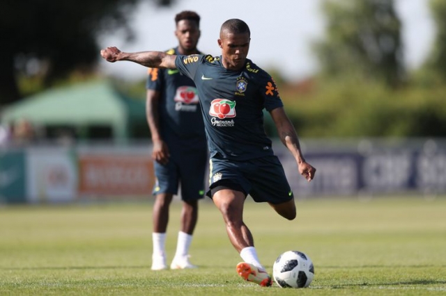 Douglas Costa estÃ¡ uma lesÃ£o leve na coxa esquerda e jÃ¡ iniciou tratamento, explicou o mÃ©dico Rodrigo Lasmar (Foto: Lucas Figueiredo/CBF)