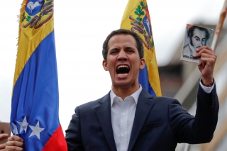 GuaidÃ³ fez o juramento comprometendo-se a assumir o poder interinamente e promover eleiÃ§Ãµes gerais (Foto: CARLOS GARCIA RAWLINS)