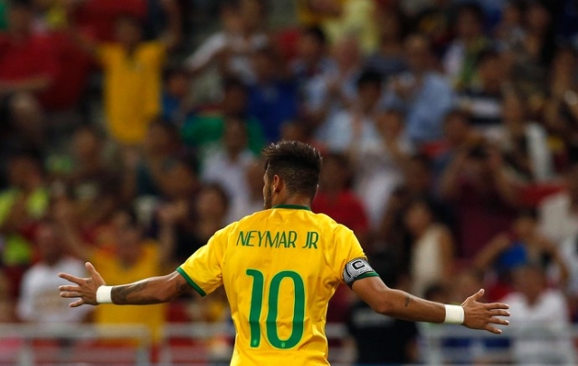 Neymar comemora um de seus gols com os braÃƒÆ’Ã‚Â§os abertos na vitÃƒÆ’Ã‚Â³ria da SeleÃƒÆ’Ã‚Â§ÃƒÆ’Ã‚Â£o por 4 a 0 (Foto: Reuters)