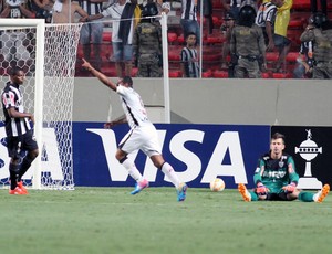 Victor lamenta gol de SuÃ¡rez na derrota do Galo para o Atlas, no Horto (Foto: Paulo Fonseca / EFE)