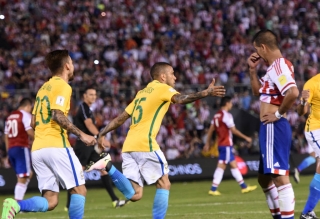 O Brasil sÃ³ conseguiu responder quando o Paraguai recuou todo o time para o setor de defesa (Foto: Pablo Burgos/AFP)