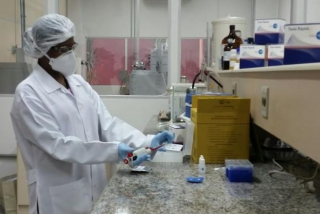   Teste rÃ¡pido para detecÃ§Ã£o do vÃ­rus Zika (Foto: Sayonara Moreno/AgÃªncia Brasil)