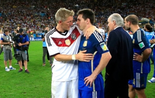Schweinsteiger consola Messi ao fim do jogo, antes de o camisa 10 ser eleito o melhor da Copa (Foto: AFP)