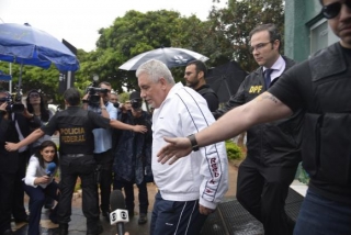 O ex-diretor do Banco do Brasil, Henrique Pizzolato, chegou a BrasÃ­lia, onde vai comeÃ§ar a cumprir pena com mais de dois anos de atraso (Foto:Antonio Cruz/AgÃªncia Brasil)