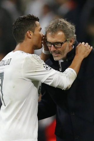 Cristiano Ronaldo conversa com Blanc no jogo da Liga dos CampeÃµes (Foto: Daniel Ochoa de Olza/AP)