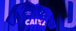 Camisa do Cruzeiro principal tem finas listras em tons de azul (Foto: Mauricio Paulucci)