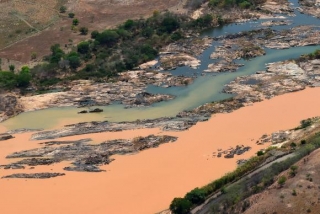 Onda de lama, procedente do rompimento de barragens em Mariana (MG), invade o Rio Doce (Foto: Fred Loureiro/Secom-ES)