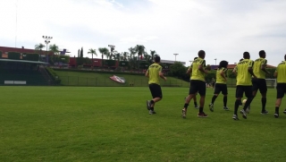 Jogadores reservas do AtlÃ©tico-MG fizeram um treino leve no clube social do Atlas, perto do hotel (Foto: Fernando Martins)