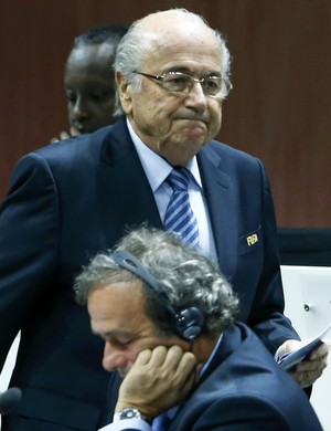 Joseph Blatter e Michel Platini sÃ£o banidos do futebol por oito anos pela Fifa (Foto: Reuters)