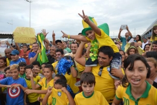 Torcedores aguardam a passagem do Ã´nibus da seleÃ§Ã£o brasileira apÃ³s o treino na Arena CastelÃ£o para a Copa do Mundo 2014 (Foto: Marcello Casal Jr/AgÃªncia Brasil)