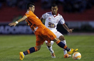 Ruben de la Cuesta e Alejandro Romero brigam pela bola (Foto: AP)