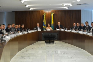 A presidenta Dilma Rousseff se reÃºne com dirigentes da ConfederaÃ§Ã£o Nacional de MunicÃ­pios (CNM) no PalÃ¡cio do Planalto (Foto: Elza FiÃºza/AgÃªncia Brasil)