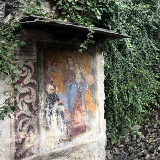 Algumas casas sÃ£o decoradas com afrescos antigos, que precisam de restauro (Foto: BBC)