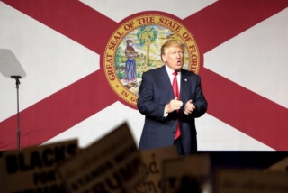   Donald Trump em comÃ­cio em West Palm Beach, na FlÃ³rida (Foto: Cristobal Herrera/AgÃªncia Lusa)