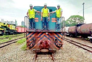  Paulo Henrique, Weder Silva e Carlos GuimarÃ£es , da Amigos do Trem, na locomotiva a ser reformada (Foto: DivulgaÃ§Ã£o/ONG Amigos do Trem)