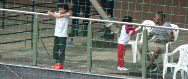 Robinho assiste jogo contra o Boa Esporte com os filhos (Foto: Rafael AraÃºjo)