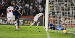 CenturiÃ³n corre para comemorar o gol da vitÃ³ria, enquanto FÃ¡bio, deitado, lamenta (Foto: Marcos Ribolli)