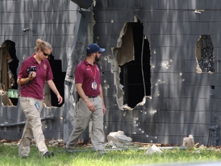 Investigadores do escritÃ³rio do legista analisam o lado oeste da boate Pulse, onde um atirador abriu fogo neste domingo (12), em Orlando (Foto: Doug Clifford/The Tampa Bay Times via AP)