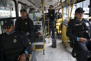 O policiamento ostensivo continua nos terminas de Ã´nibus e nos prÃ³prios veÃ­culos (Foto: JosÃ© Cruz/AgÃªncia Brasil)