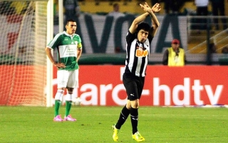 Luan celebra o gol que aproxima AtlÃ©tico-MG das quartas de final (Foto: Marcos Ribolli / Globoesporte.com)