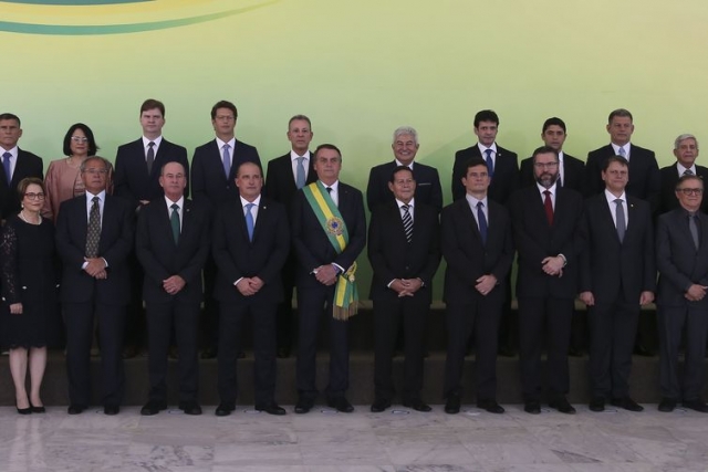 O presidente Jair Bolsonaro posa para foto oficial junto com os ministros (Foto: Valter Campanato/ABr)