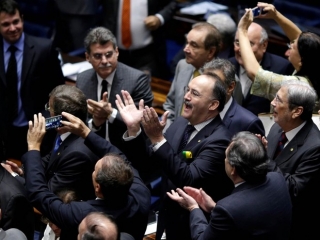 Senadores a favor do impeachment aplaudem apÃ³s a votaÃ§Ã£o que decidiu pela admissibilidade no Senado Federal, em BrasÃ­lia (Foto: Ueslei Marcelino/Reuters)