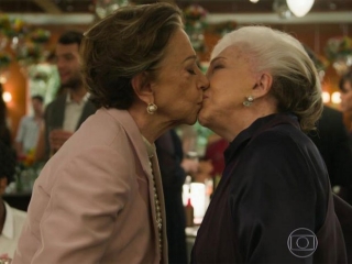 O beijo de Fernanda e NatÃ¡ilia retratou o cotidiano da vida brasileira, na novela BabilÃ´nia (Foto Twitter/ReproduÃ§Ã£o)