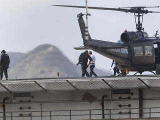 Fernandinho Beira-Mar chegou de helicÃ³ptero ao fÃ³rum (Foto: SEVERINO SILVA/AGÃŠNCIA O DIA/ESTADÃƒO CONTEÃšDO)