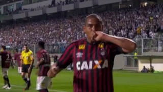 Walter comemora gol, de pÃªnalti, na vitÃ³ria do AtlÃ©tico-PR sobre o AtlÃ©tico-MG, no IndependÃªncia (Foto: ReproduÃ§Ã£o)