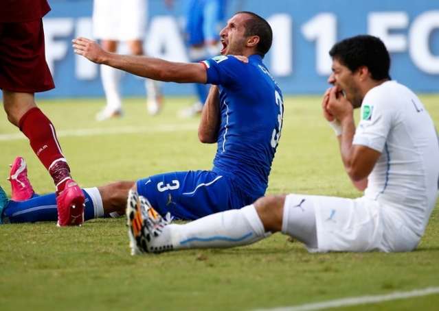 Chiellini reclamou com Ã¡rbitro, mas SuÃ¡rez nÃ£o foi expulso durante o jogo entre ItÃ¡lia e Uruguai (Foto: Reuters)
