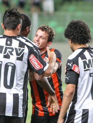 Bernard reencontra ex-amigos do AtlÃ©tico-MG (Foto: Bruno Cantini / AtlÃ©tico-MG)