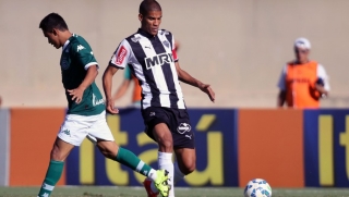 Leonardo Silva AtlÃ©tico-MG e Erik GoiÃ¡s BrasileirÃ£o (Foto: Francisco Stuckert/AgÃªncia Estado)