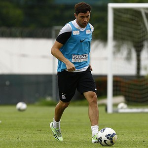 Mena jÃ¡ negocia contrato com o Cruzeiro para este ano (Foto: Ricardo Saibun / DivulgaÃ§Ã£o Santos FC)