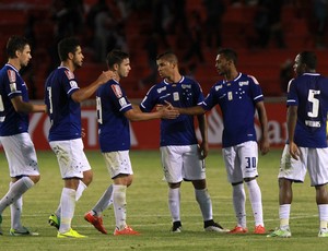Jogadores do Cruzeiro na partida contra o UniversitÃ¡rio Sucre, na BolÃ­via (Foto: EFE)