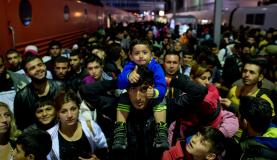 Refugiados sÃ­rios que atravessaram a Hungria e a Ãustria chegam Ã  Alemanha (Foto: EPA/Sven Hoppe/AgÃªncia Brasil/Direitos Reservados)