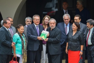 O ex-presidente Luiz InÃ¡cio Lula da Silva durante encontro na residÃªncia oficial do presidente do Senado, Renan Calheiros (PMDB-AL), com a presenÃ§a de senadores de vÃ¡rios partidos da base aliada do governo (Foto: JosÃ© Cruz/AgÃªncia Brasil)