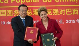 A presidenta Dilma Rousseff e o primeiro-ministro da China, Li Keqiang, durante cerimÃ´nia de assinatura de acordos (Foto: Marcelo Camargo/AgÃªncia Brasil)