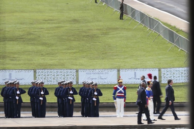 O presidente Jair Bolsonaro passa em revista a tropa em frente ao Congresso Nacional (Foto: JosÃ© Cruz/ABr)