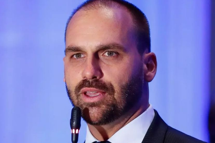 Eduardo Bolsonaro assume liderança da Minoria na Câmara em manobra para evitar perda de mandato