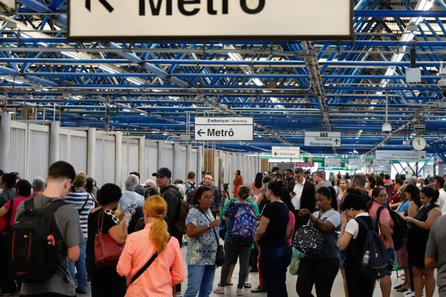 Metrô de SP retoma operação após alagamento de estação