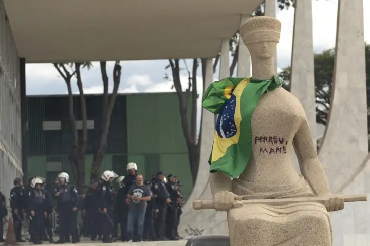 STF suspende julgamento de mulher que pichou 'Perdeu, Mané' em estátua